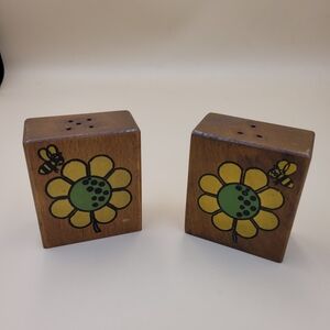 VINTAGE WOOD Square SALT & PEPPER SHAKER  Daisey Honey Bee Retro Kitchen Decor